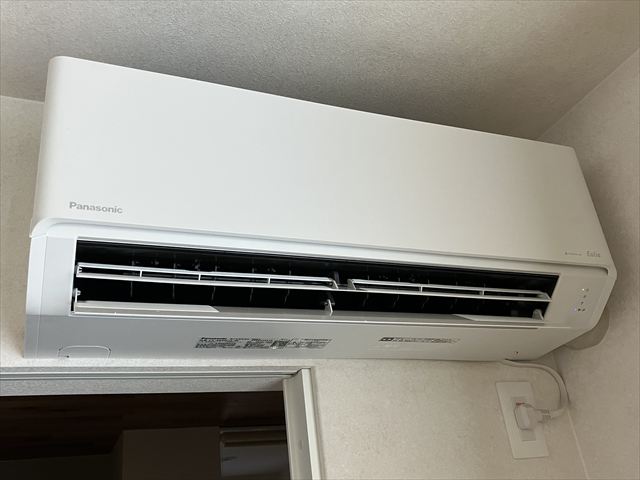 家庭用エアコン設置(3台)、平面アンテナ設置工事